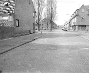 880537 Gezicht in de Balderikstraat te Utrecht met op de voorgrond het Bisschopsplein met de Mr. Aeneas Mackayschool ...
